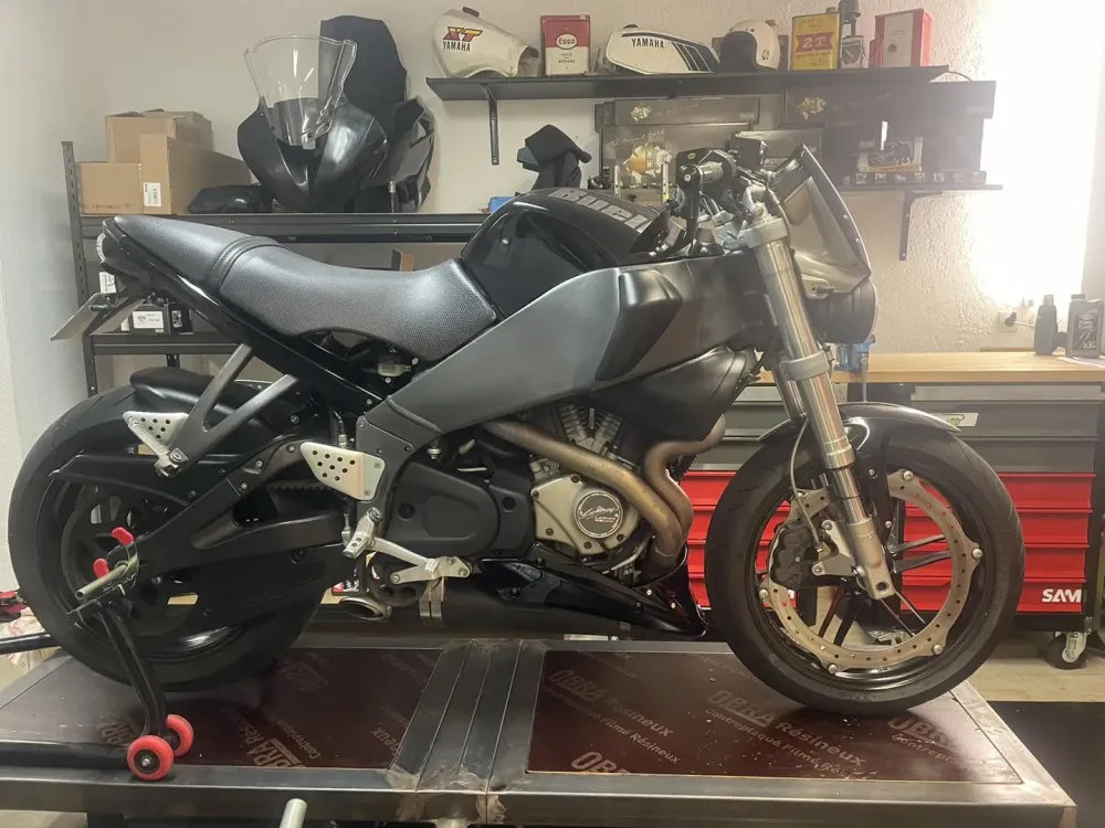 moto sur banc